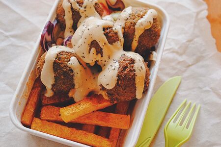 Свекольный фалафель с овощами конфи 