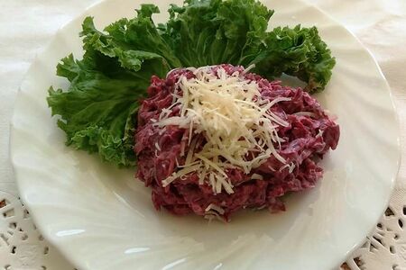 Салат со свеклой, сыром и чесноком