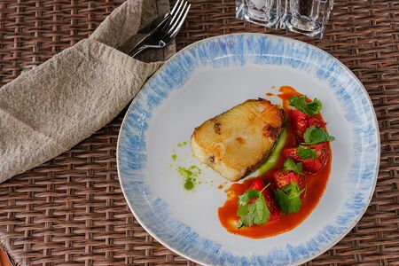 Палтус с печеными томатами