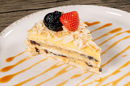 Миндальный торт с черносливом