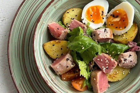 Салат с жареным тунцом