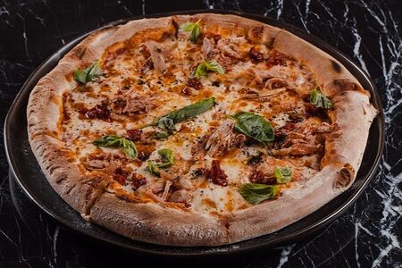 Пицца с перепелкой и вялеными томатами