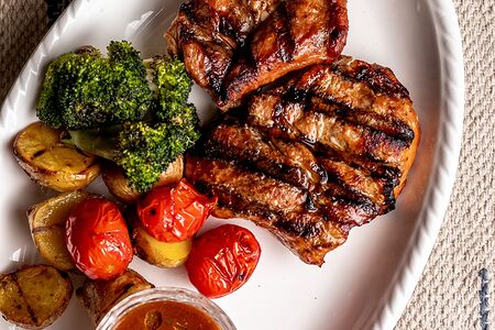 Стейк из свинины с овощами