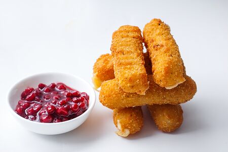 Сырные палочки с брусничным соусом