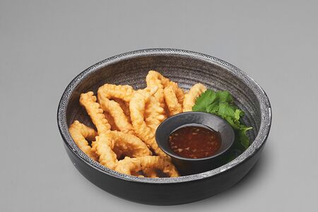 Кольца кальмара с соусом чили сладкий