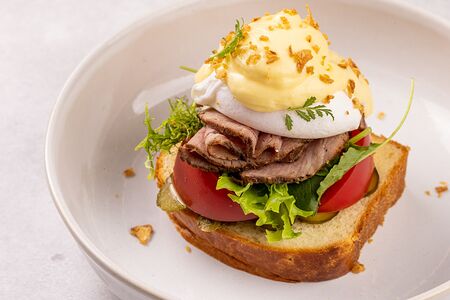 Бенедикт с голландским соусом и пастрами