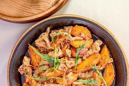 Жареха с грибами, свининой и картофелем