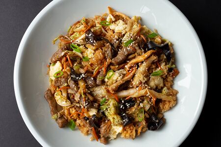 Жареный рис с говядиной