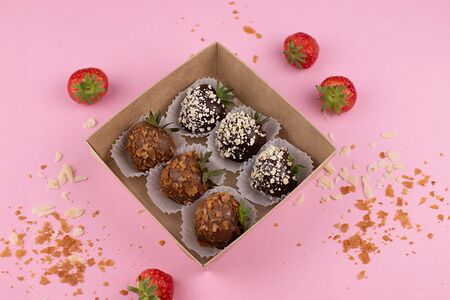 Клубника в молочном и темном бельгийском шоколаде