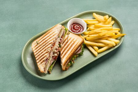 Клаб-сэндвич с картофелем фри