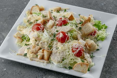 Салат Цезарь с курицей