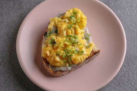 Скрэмбл на хлебе с трюфельный фондю, зеленый лук