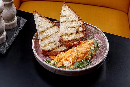 Скрембл с пшеничным подовым хлебом