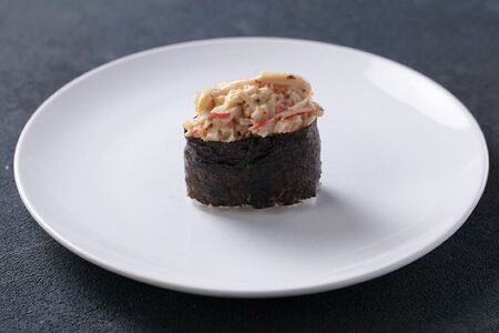 Гункан со снежным крабом