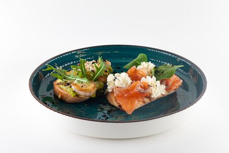 Брускетта с гуакамоле и креветками