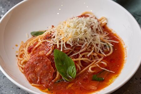 Спагетти арраббьята с пикантной чоризо в томатном соусе