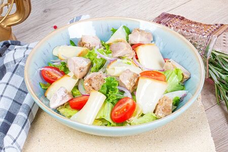 Салат с цыпленком копченым сулугуни и соусом манговый чатни