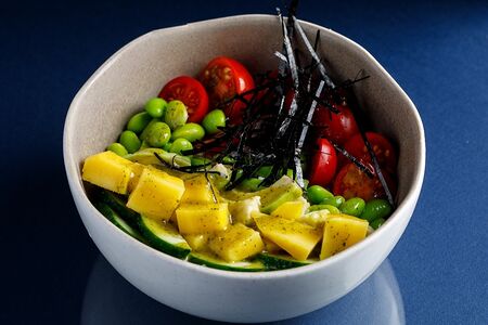 Вегетрианский поке с манго, мятой и базиликом