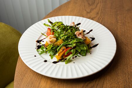 Салат с креветками и апельсином