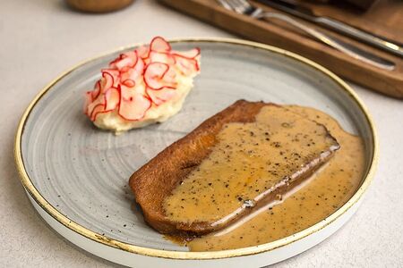 Говяжий язык с пюре из сельдерея и копченым сыром