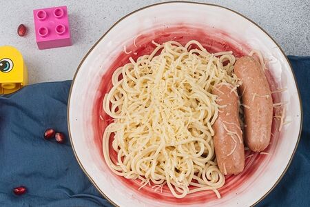 Спагетти с сыром и сосисками