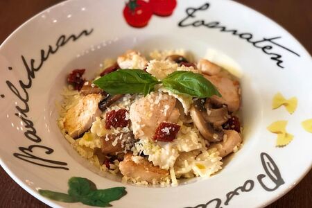 Паста с курицей и грибами