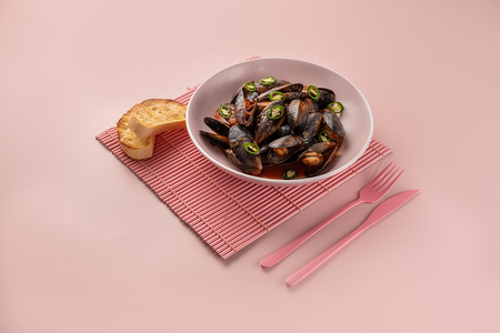 Мидии с халапеньо в томатном соусе