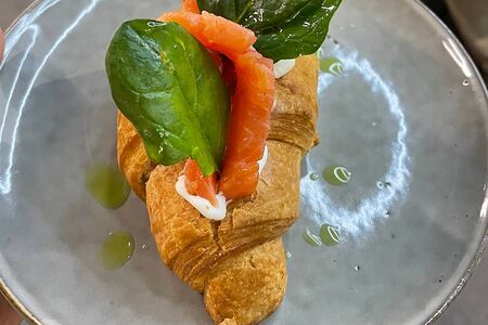 Круассан с лососем и рукколой