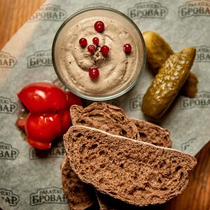 Воздушный куриный паштет с пряным вишнёвым соусом
