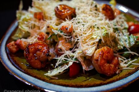 Салат Цезарь с креветками