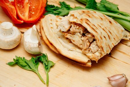 Пицца с курица колбасой капусты салатом