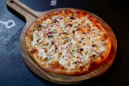 Пицца с курицей и грибами маленькая