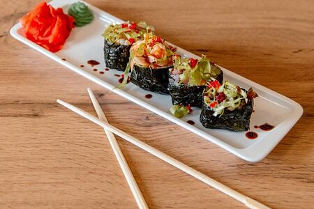 Гункан с окунем