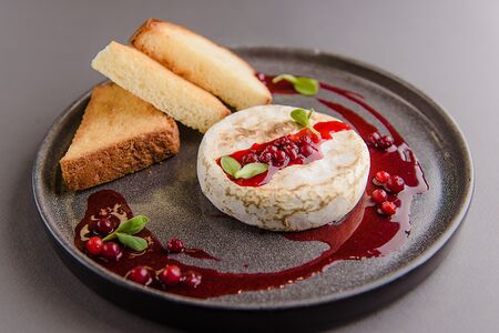 Камамбер, запеченный с брусникой и булочкой бриошь