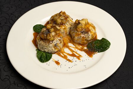 Сырники маковые с соленой карамелью и грушевым конфитюром