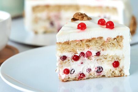 Торт Сметанник с брусникой