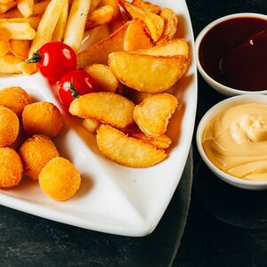 Картофельные дольки, запечённые со специями