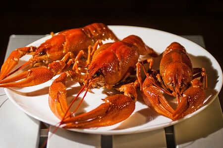 Деликатесные вареные раки с чесноком и помидорами