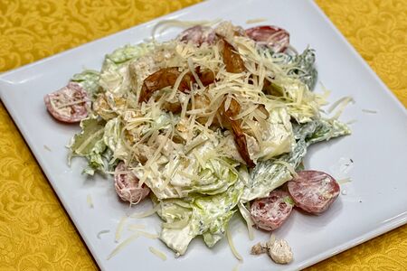 Салат Цезарь с креветками