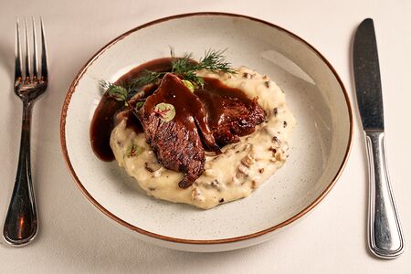 Телячьи щечки с картофельным пюре