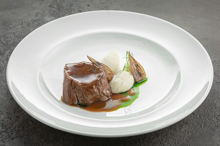 Говядина су-вид с кремом из сельдерея