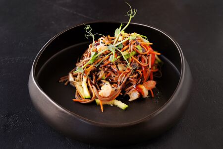 Соба с грибами и креветками