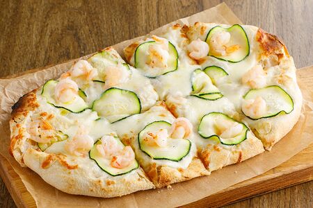 Пицца с креветками и цукини