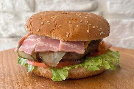 Бургер с беконом