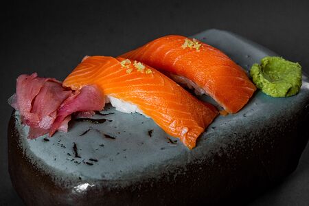 Суши лосось