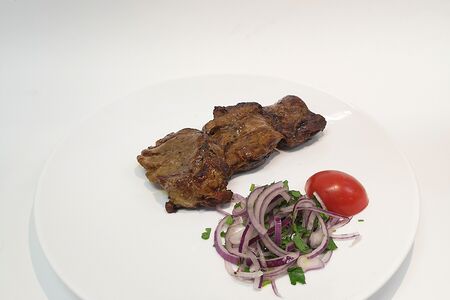 Шашлык из телячьей вырезки, маринованный с горными травами