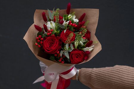 Букет цветов Красные розы с ягодами