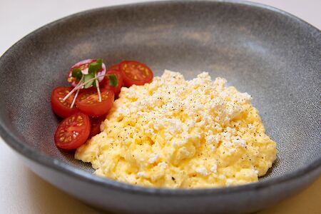 Яичный скрэмбл с мягким овечьим сыром