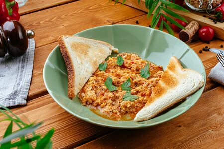 Яйца с помидорами, перцем и зеленью