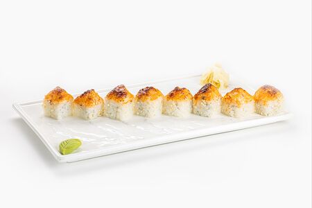 Запеченный ролл с угрем и авокадо